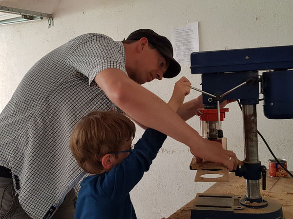 Vater und Sohn beim Basteln des Familienspiels Vater und Sohn beim Basteln des Familienspiels